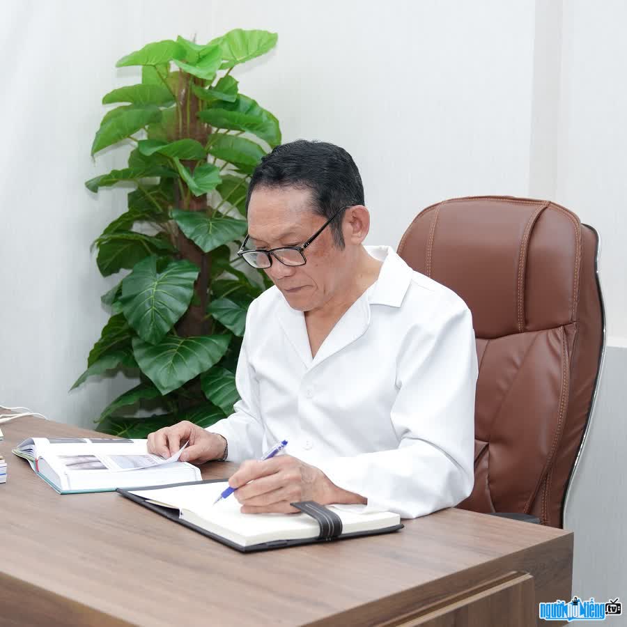 PGS.TS.Bác Sĩ Đặng Văn Em có nhiều cống hiến cho Y học