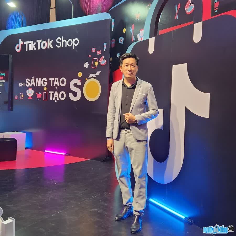 Giáo viên Nguyễn Quang Vinh nổi tiếng trên TikTok nhờ những bài giảng cuốn hút