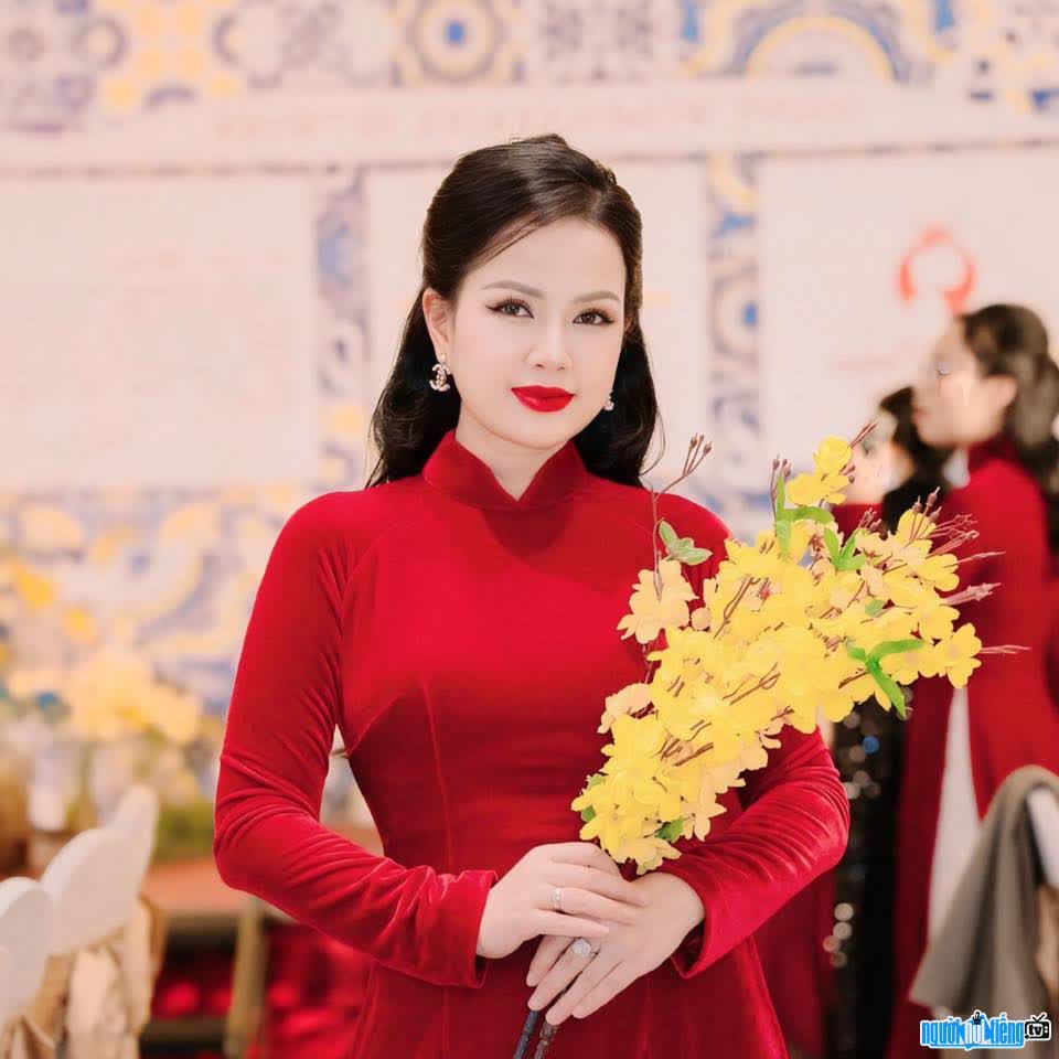 Hình ảnh Đàm Thu Chung trong tà áo dài đỏ