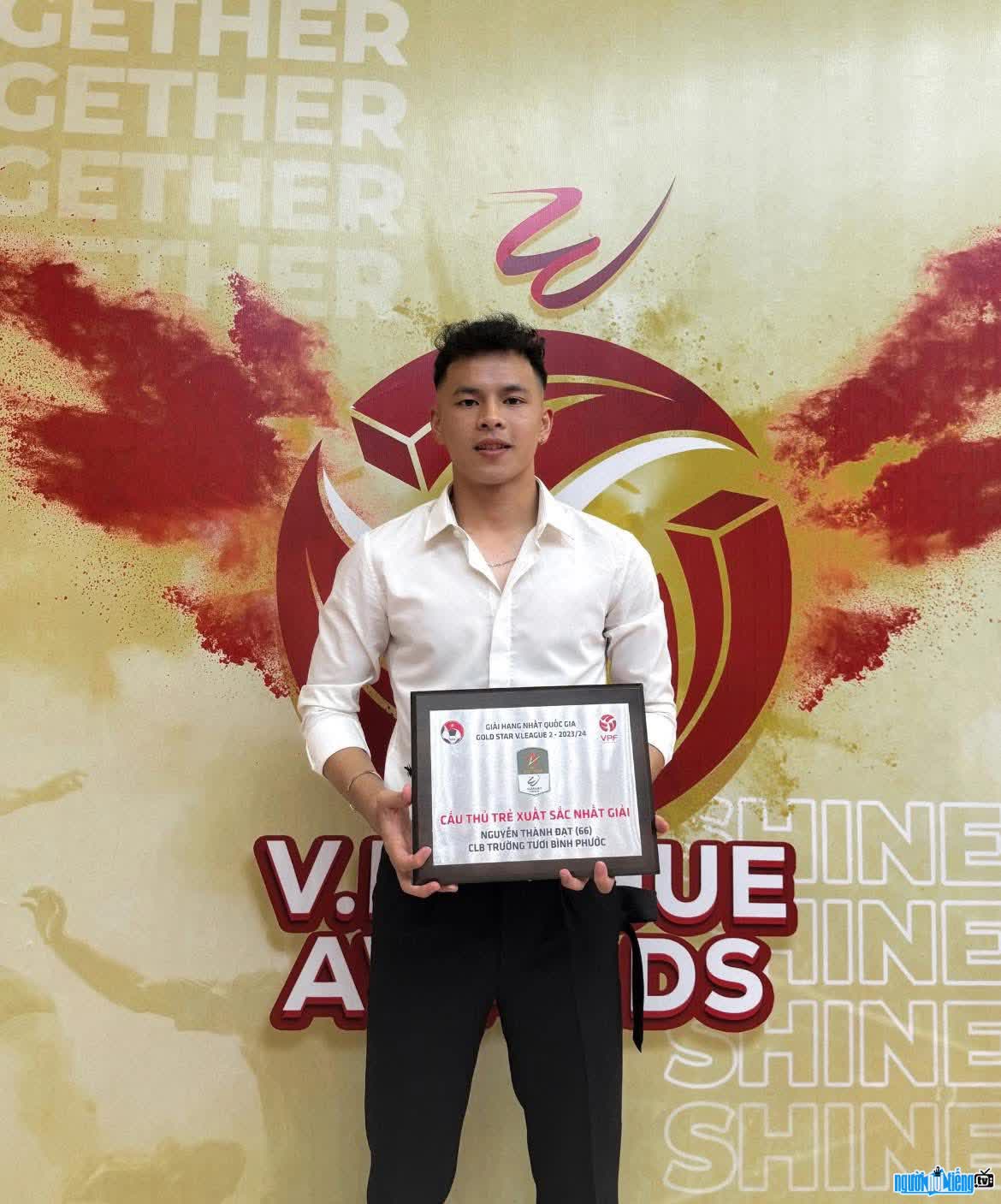 Hình ảnh Nguyễn Thành Đạt giành danh hiệu cầu thủ xuất sắc