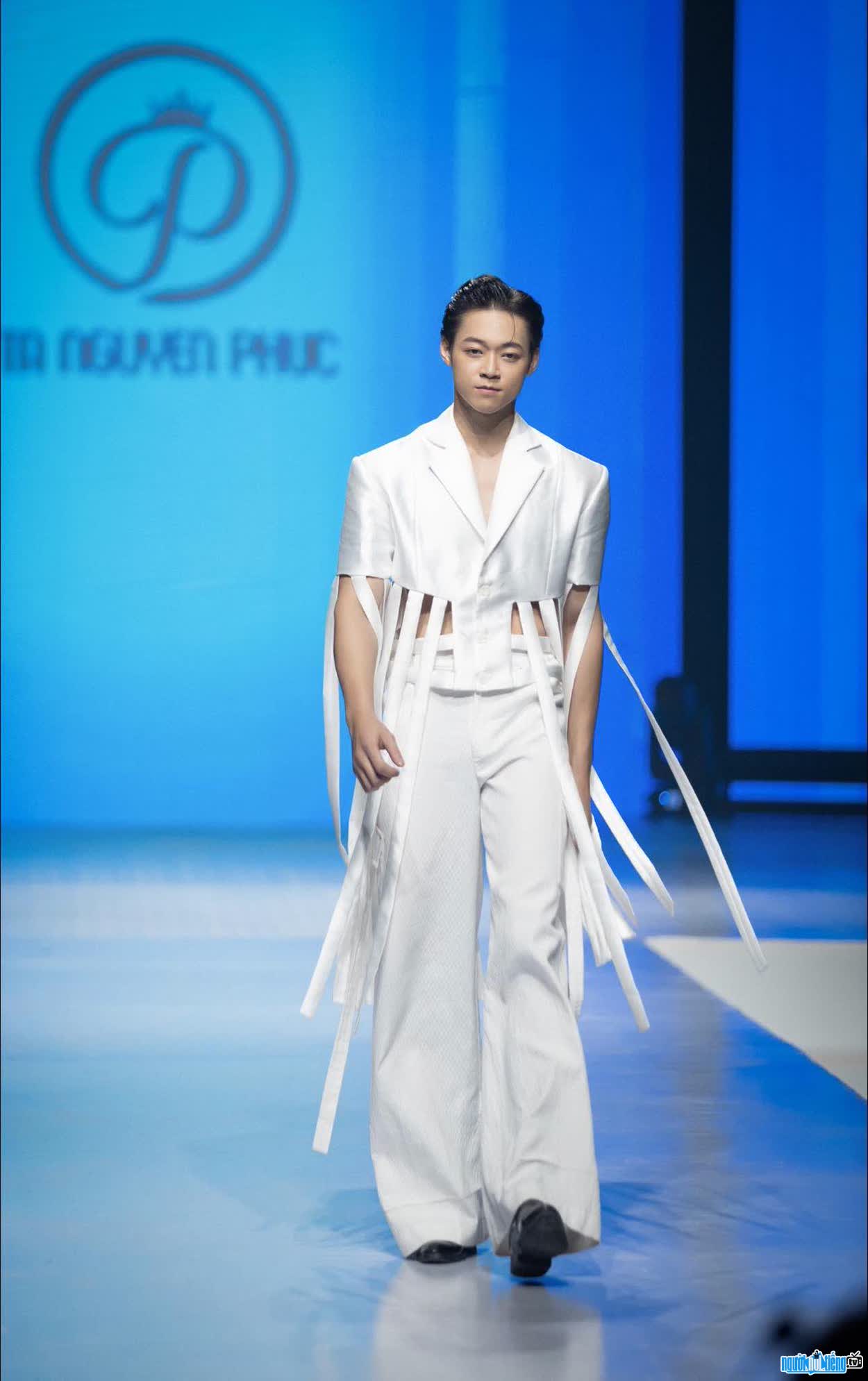 Hình ảnh Kim Minh Sơn trên sàn catwalk