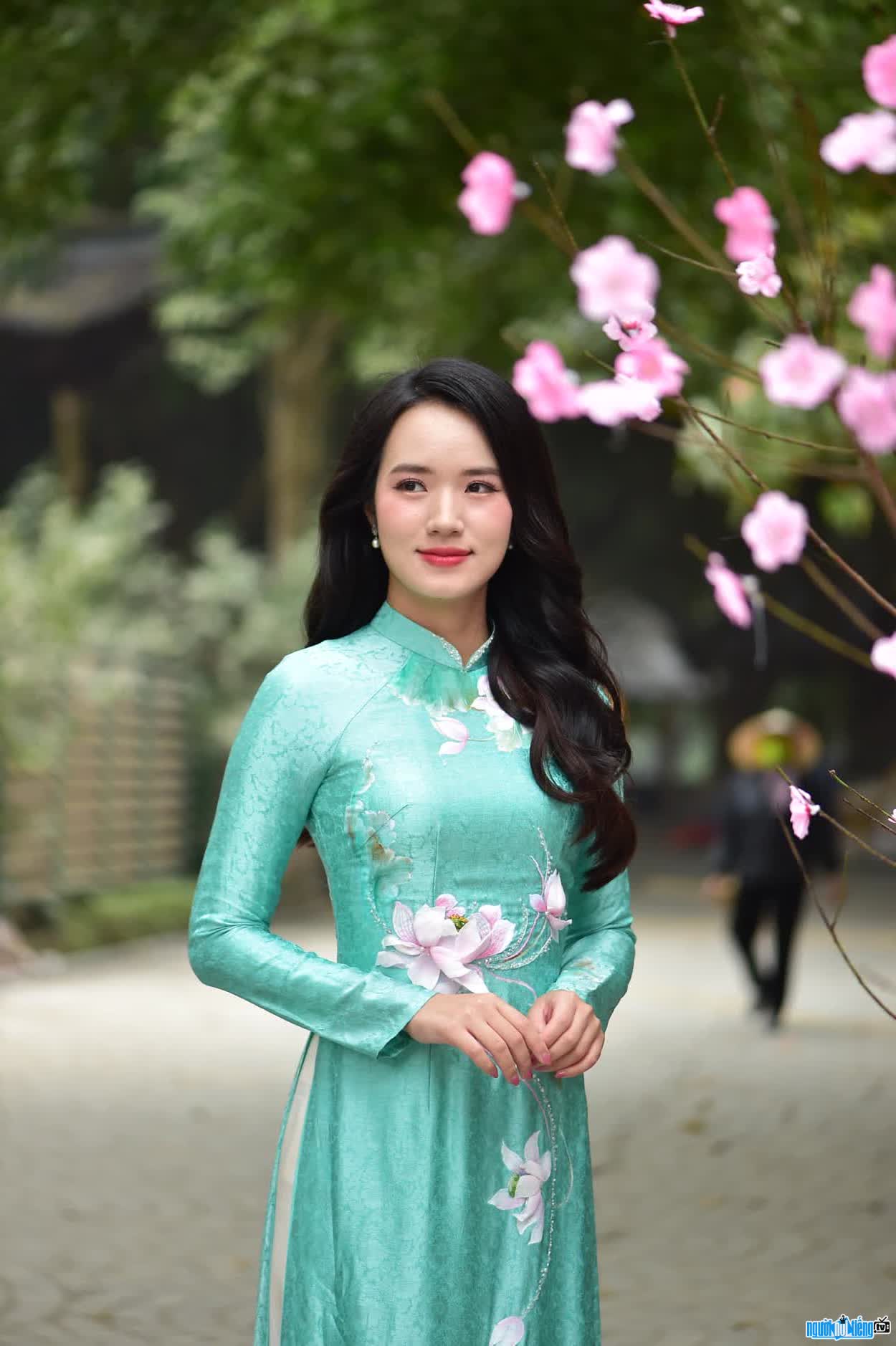 Hình ảnh MC Lan Chi thướt tha trong tà áo dài Việt