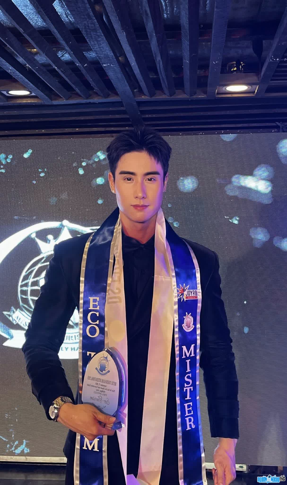 Hình ảnh Huy Khánh Phạm trong đêm chung kết cuộc thi Mister Tourism Globe International 2025