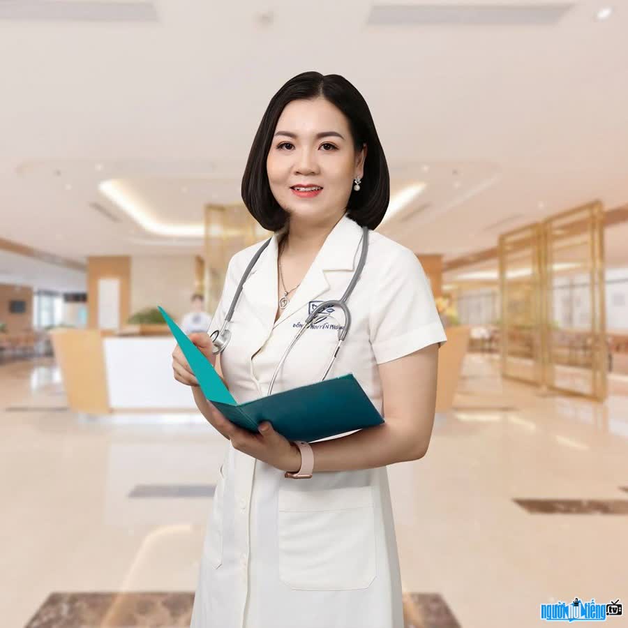 Bác sĩ Nguyễn Phượng chọn chữa lành từ cân bằng Đông - Tây Y