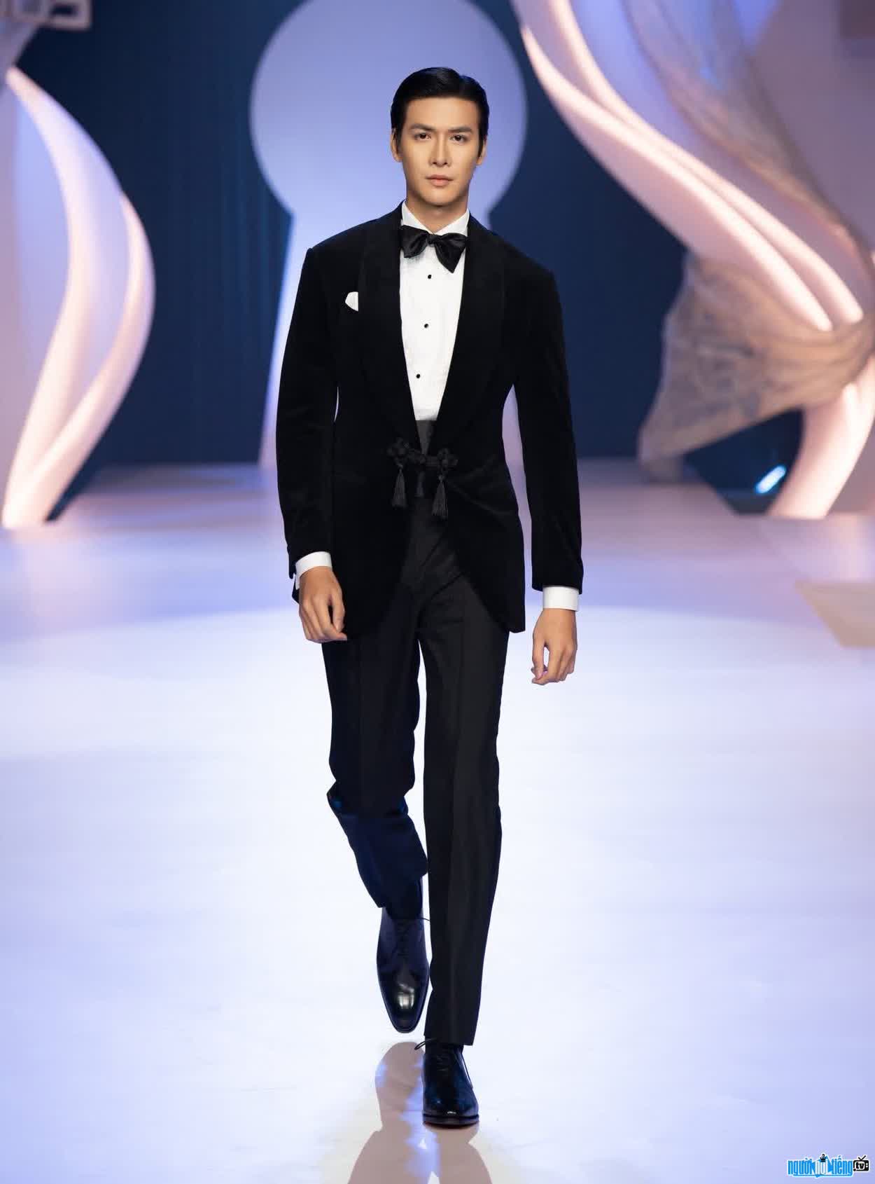 Hình ảnh Nguyễn Đình Tuấn Kiệt trên sàn catwalk
