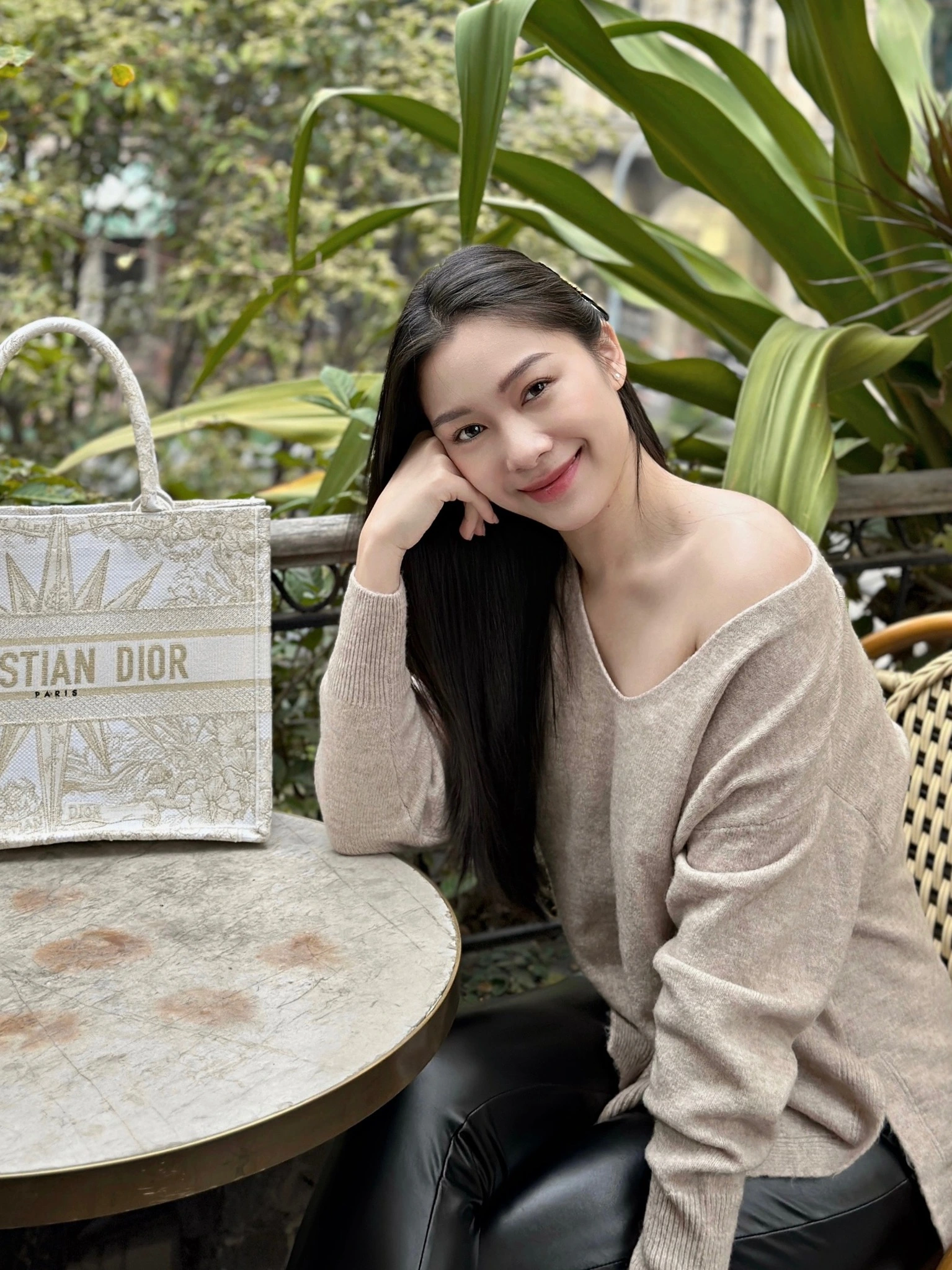 Hình ảnh MC Hạnh Quyên đầy quyến rũ