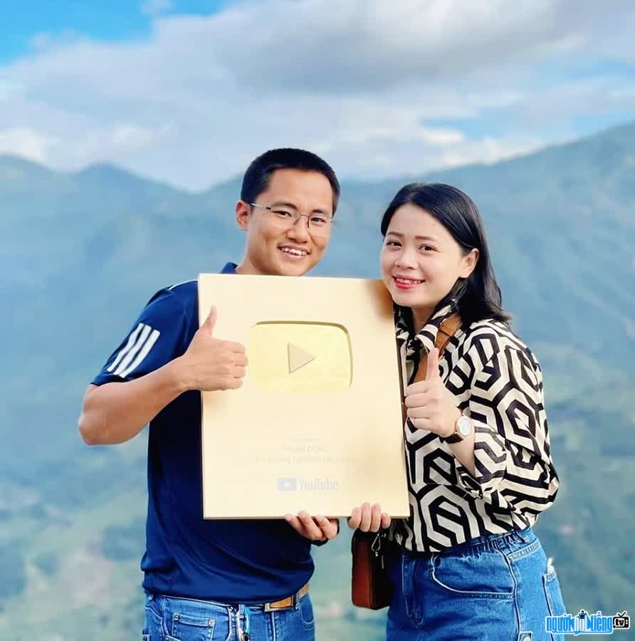 Youtuber Phan Diễm Vlog và Phạm Dũng khoe nút Vàng Youtube