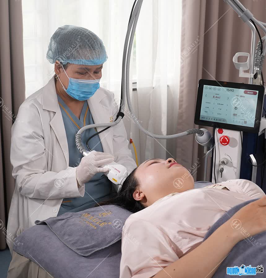 Bác sĩ Đặng Thu Hương điều trị cho bệnh nhân