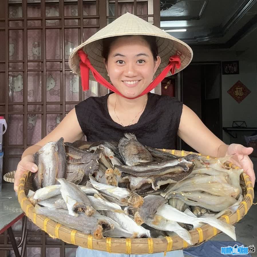 TikToker Hồng Ánh (JBlife - Cuộc sống ở Malaysia) kinh doanh đặc sản quê hương