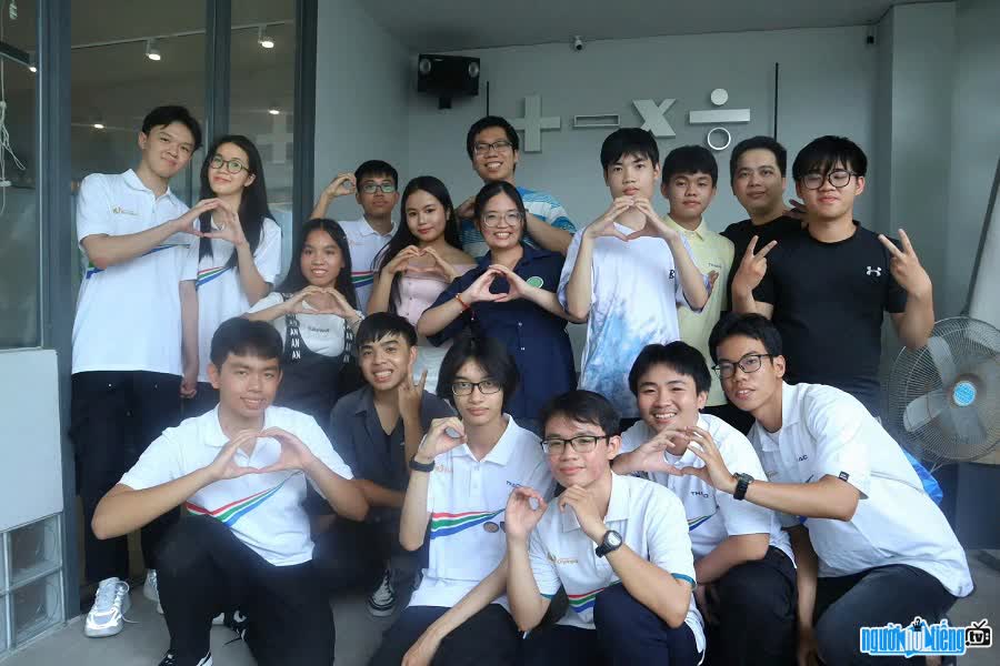 Thí sinh Olympia Đoàn Thanh Tùng chụp ảnh cùng bạn bè