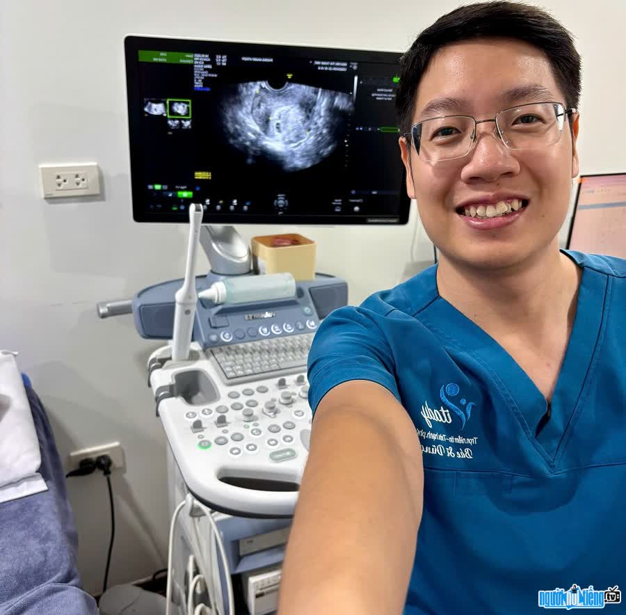 Bác sĩ Dũng trong phòng siêu âm