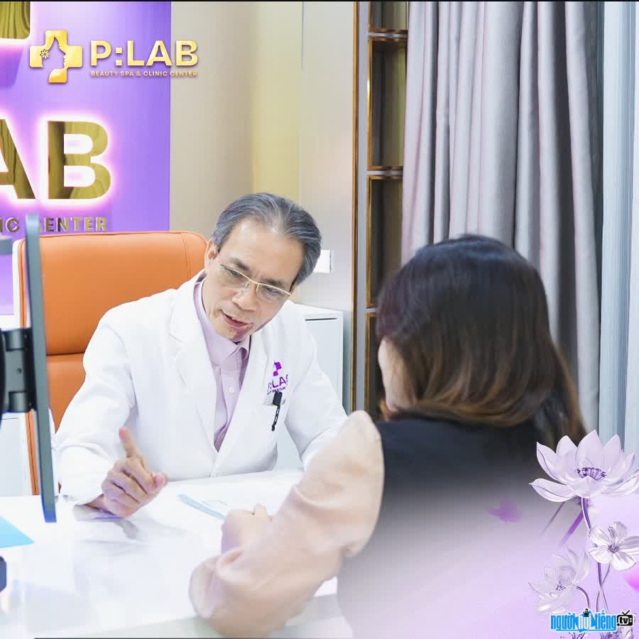 Bác sĩ Vũ Tuấn Anh ân cần thăm khám cho bệnh nhân