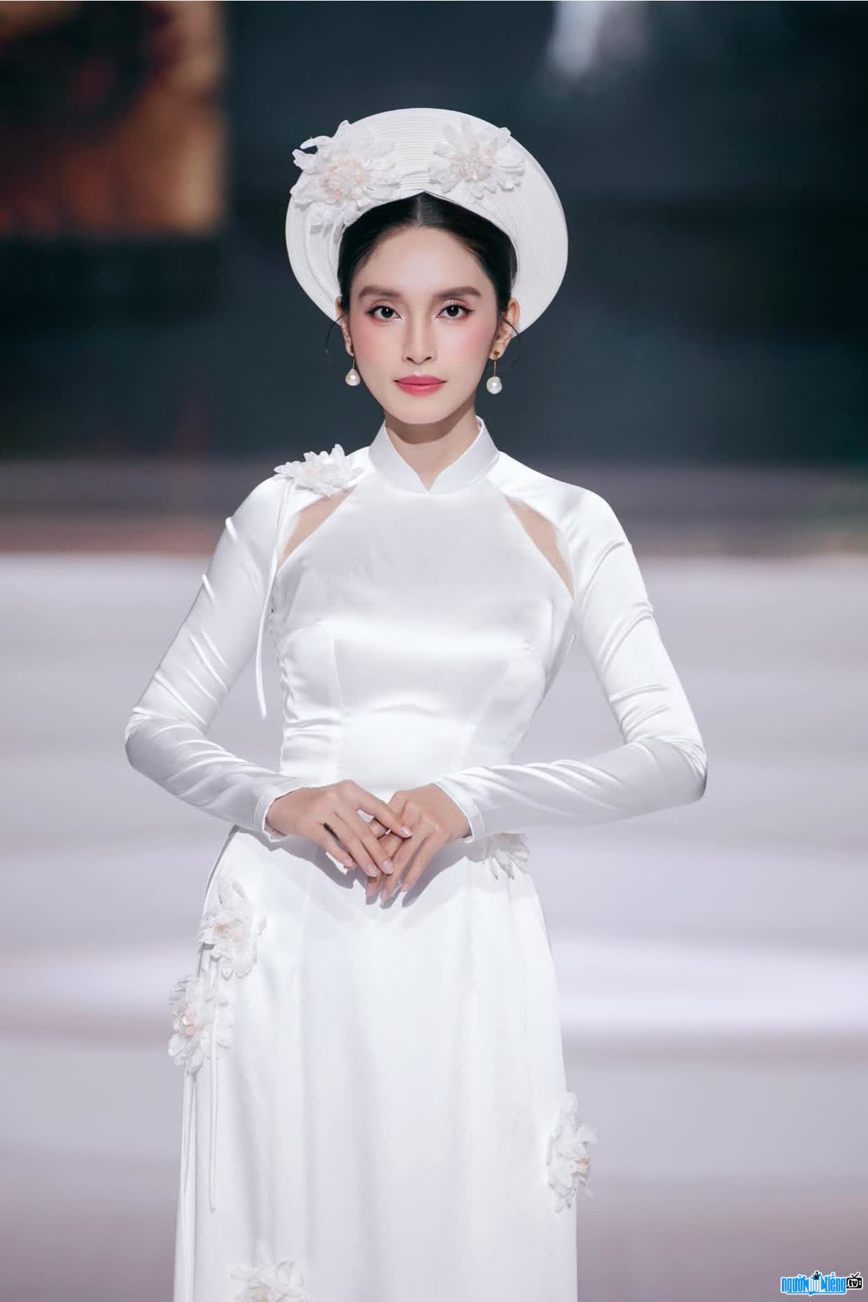 Hình ảnh Mai Gia Hân dịu dàng trong tà áo dài