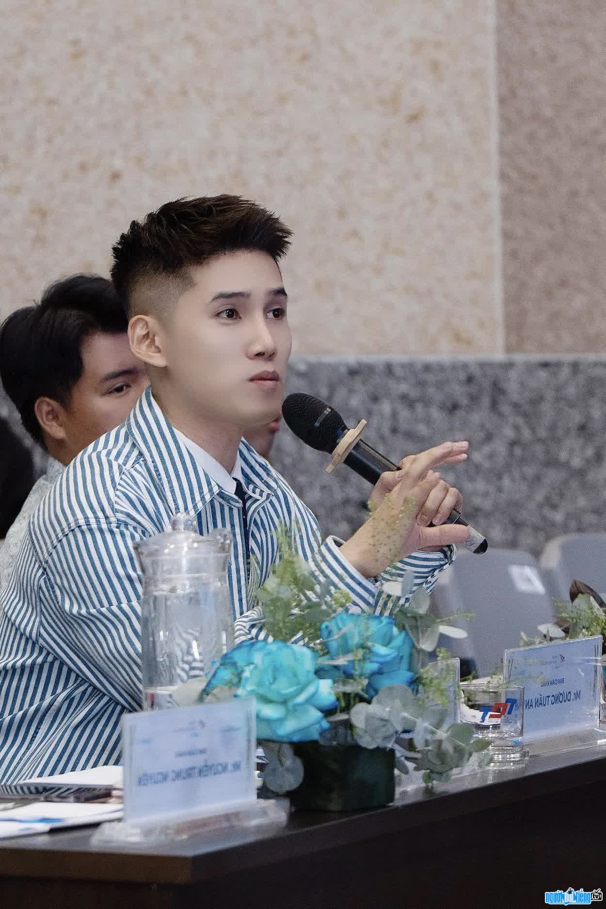 Dương Tuấn Anh từng làm giám khảo rất nhiều cuộc thi