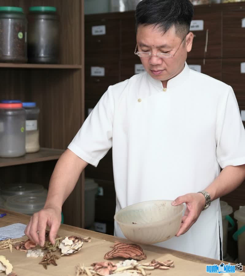 Bác sĩ Phùng Hải Đăng bốc thuốc cho bệnh nhân