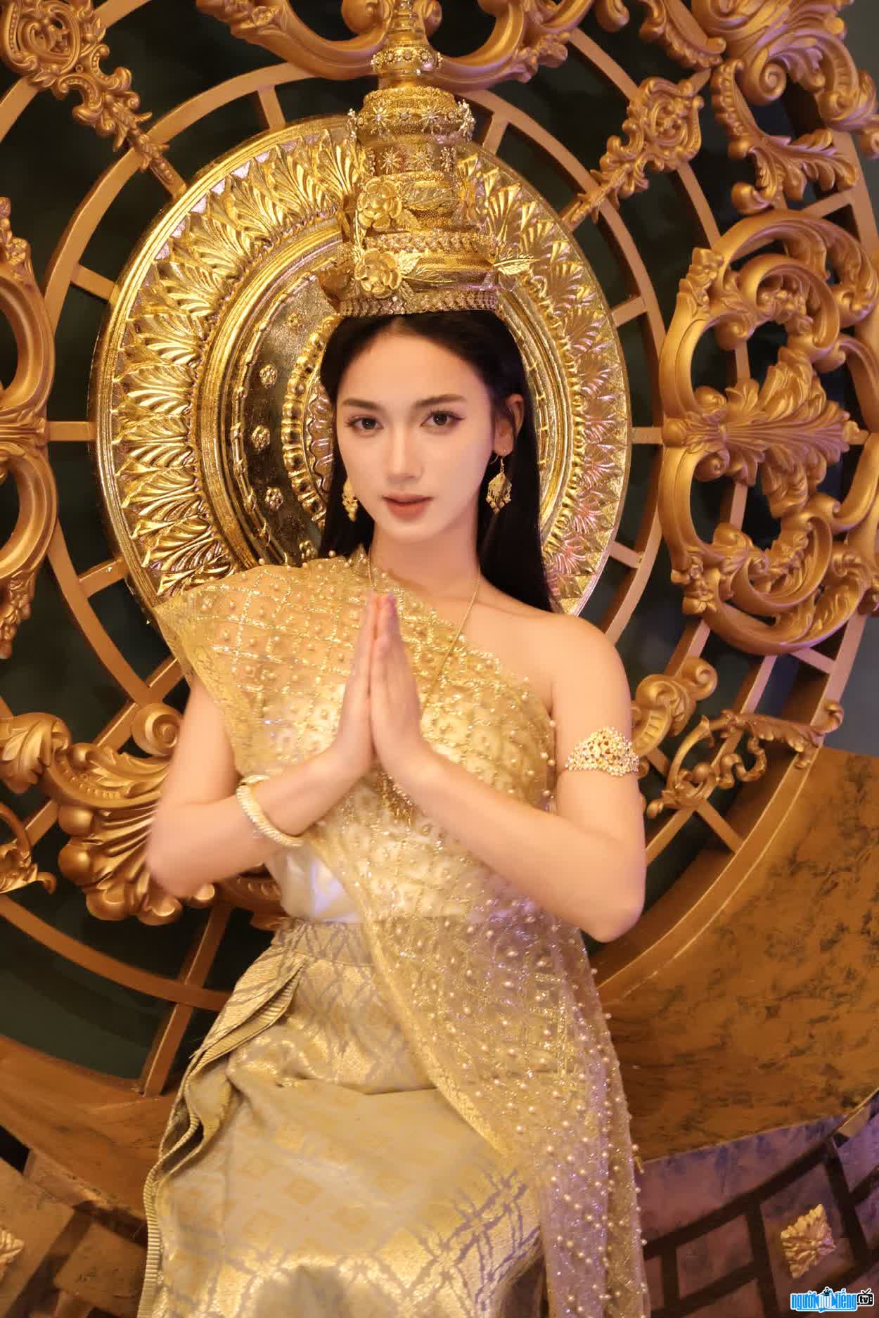 Hình ảnh Triệu Thúy Hằng trong trang phục Thái