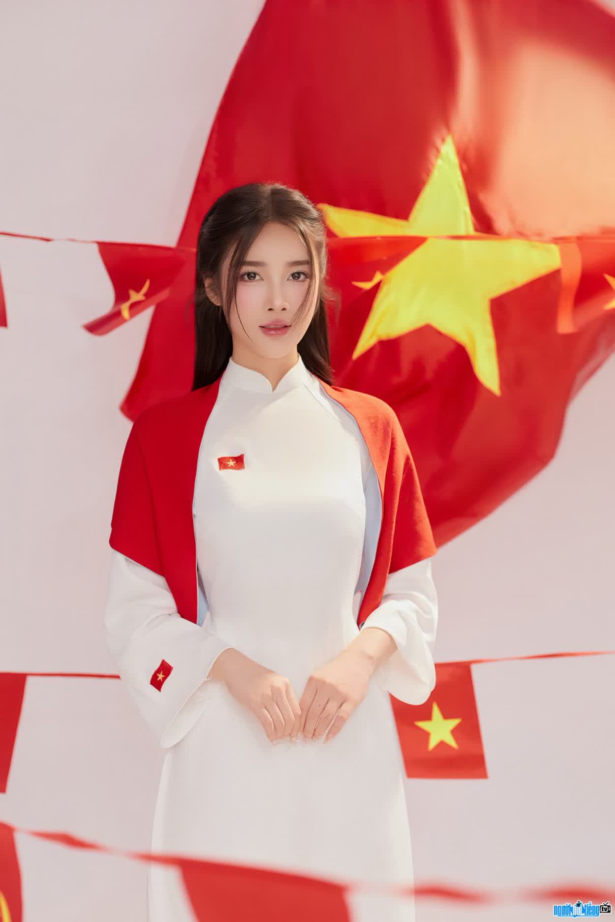 Hình ảnh Đinh Hoài An trong tà áo dài Việt