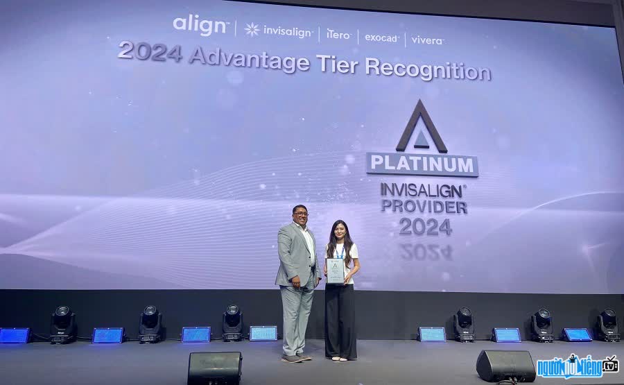 Bác sĩ Hoàng Nga nhận cup Vinh danh tại hội nghị thượng đỉnh Invisalign APAC 2025