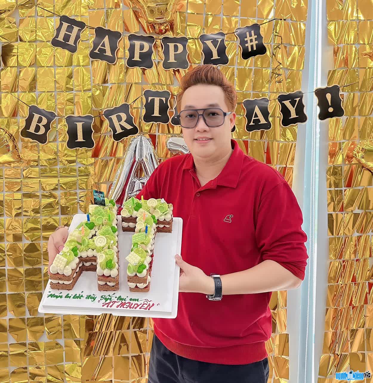 Hình ảnh Nguyễn Anh Tuấn trong ngày sinh nhật của mình