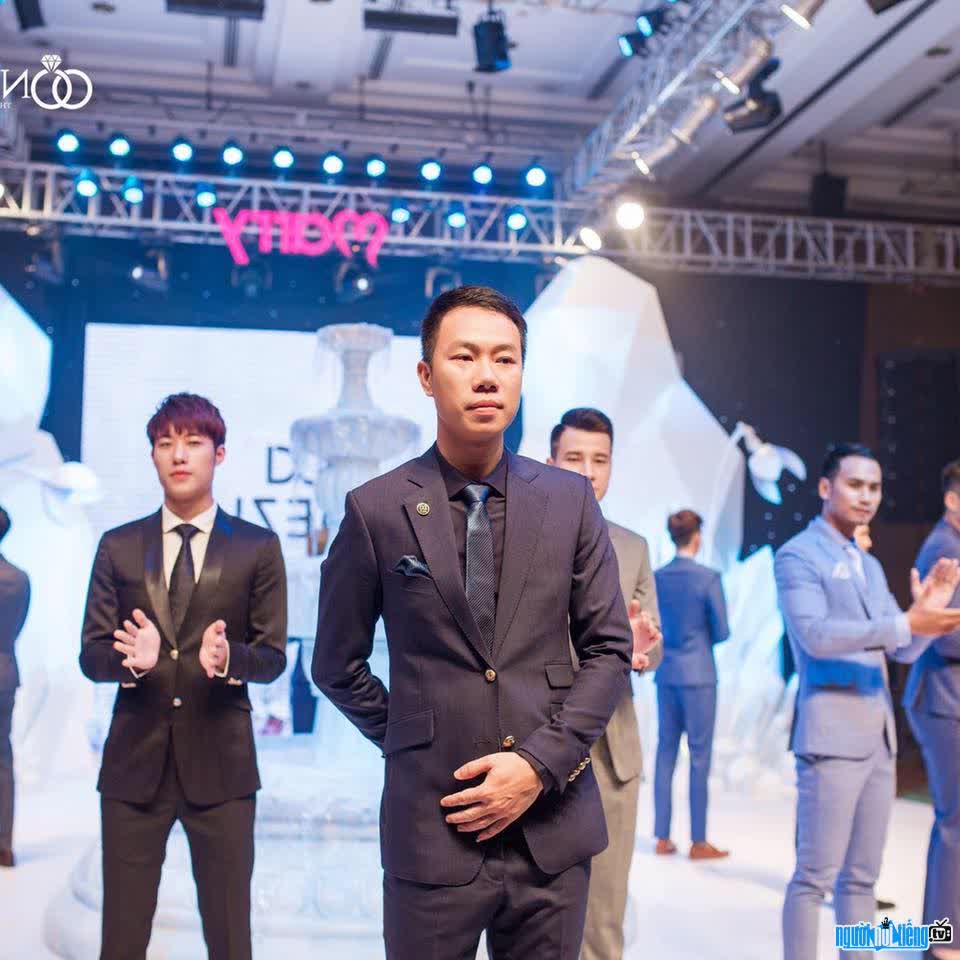 Hình ảnh ra mắt thiết kế mới của CEO Đỗ Hoàng Tú