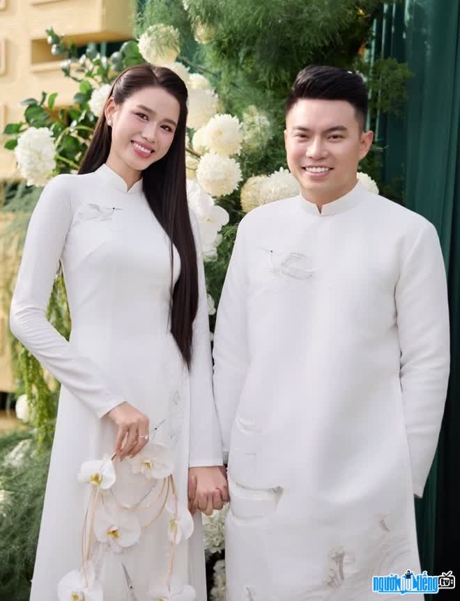 Hình ảnh Nguyễn Viết Vương cùng hoa hậu Đỗ Thị Hà hạnh phúc bên nhau