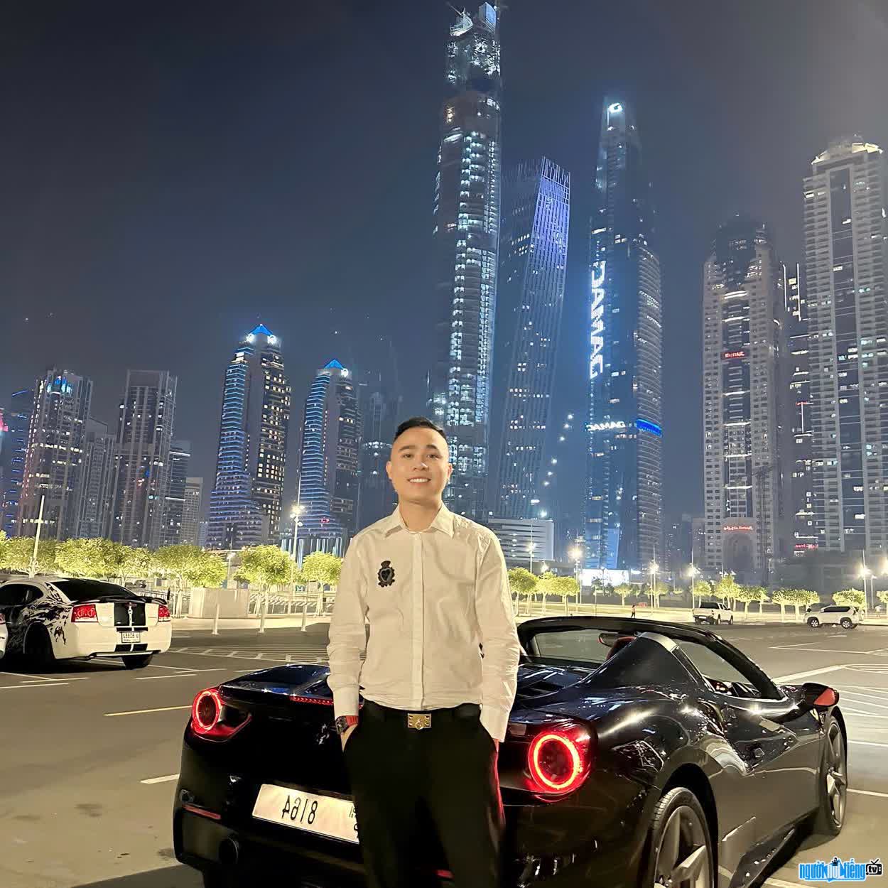 Hình ảnh Đỗ Anh Lượng bên siêu xe