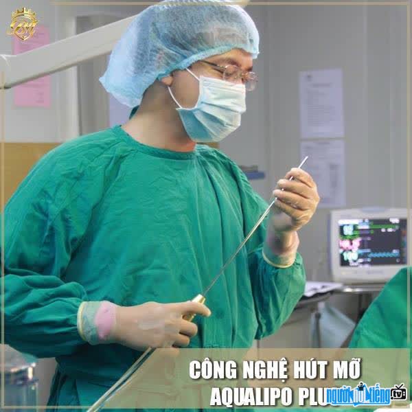 Bác sĩ Bạch Sỹ Minh thực hiện hút mỡ