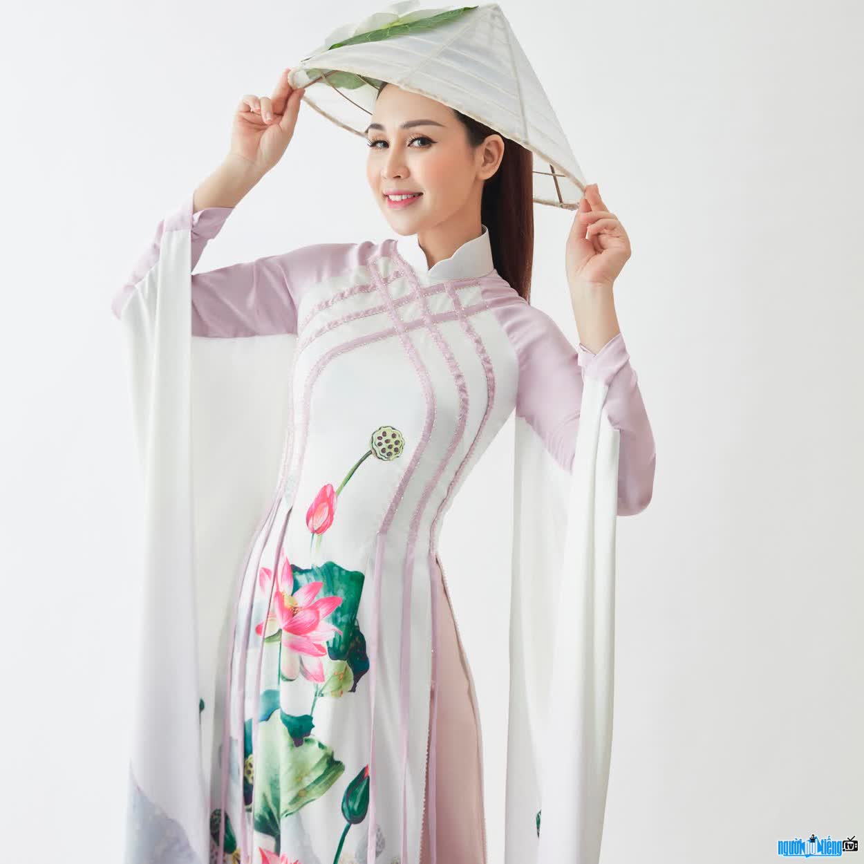 Hình ảnh ca sĩ Nguyễn Khánh Ly trong tà áo dài Việt