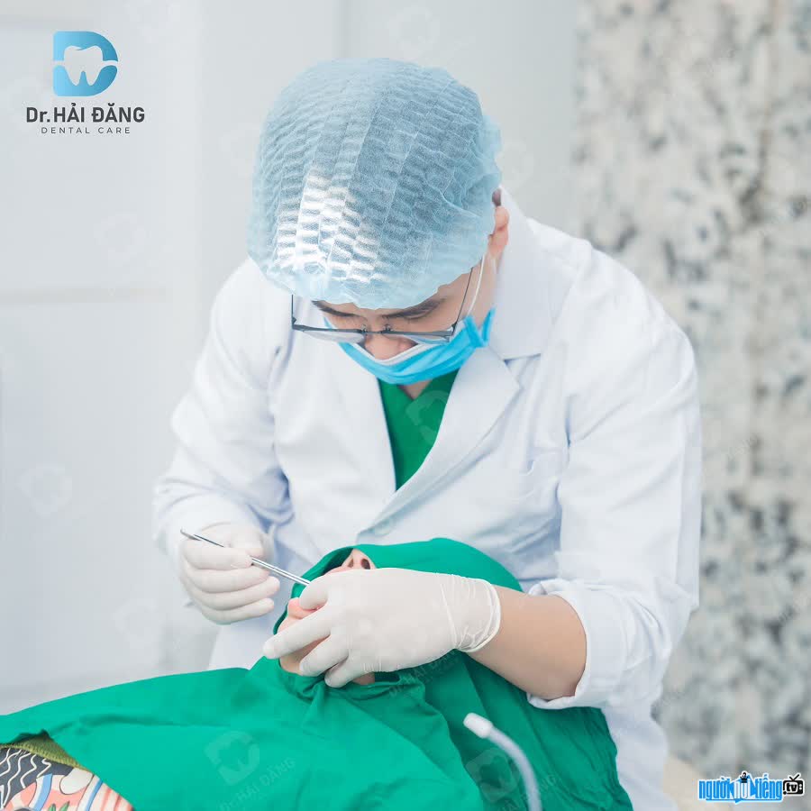 Bác sĩ Nguyễn Hải Đăng điều trị cho bệnh nhân