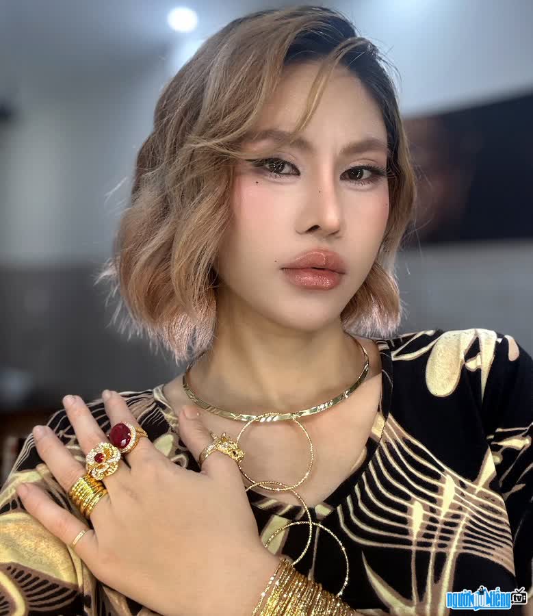 TikToker SUNNY - Bà Cô Miền Tây đeo vàng theo phong cách miền Tây