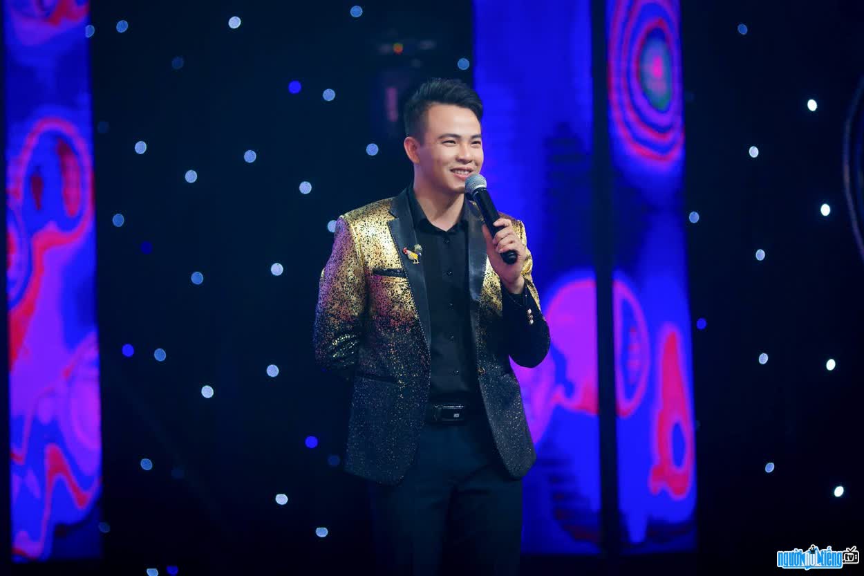 Hình ảnh MC Đức Tuyến luôn nỗ lực mỗi ngày trên sân khấu