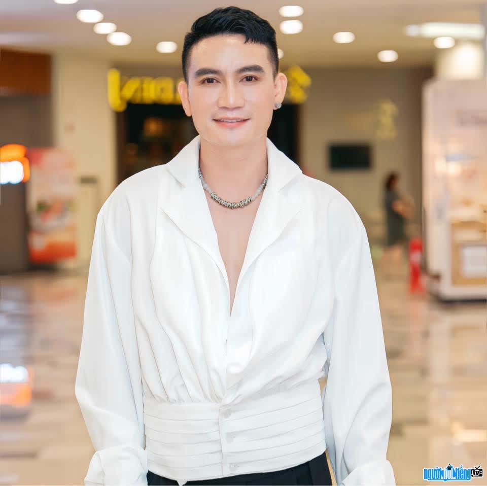 Hình ảnh stylist Toản Trần điển trai tài năng