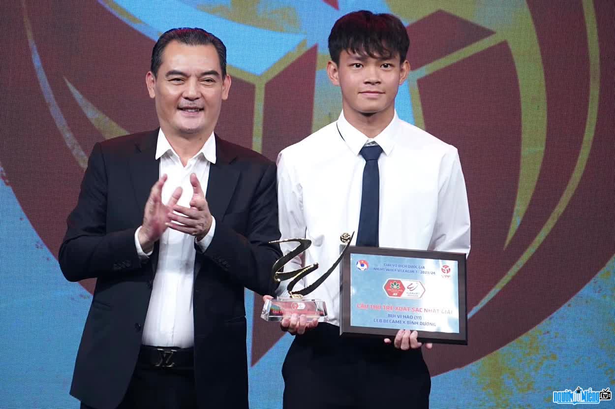 Image of Bui Vi Hao receiving the best young player award