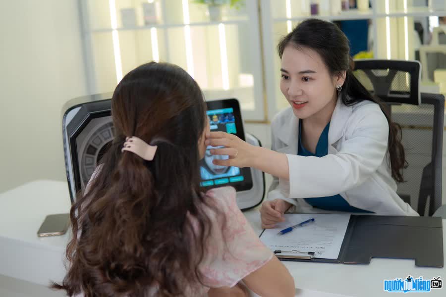 Doctor Hoang Ly examining a patient