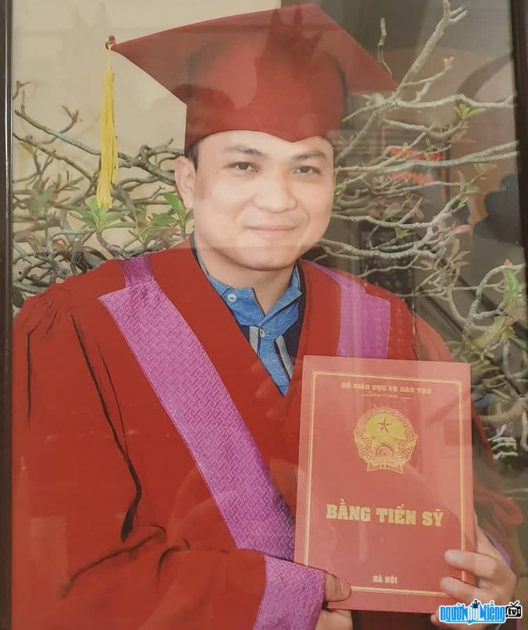 Doctor Hoang Tung received his PhD degree.