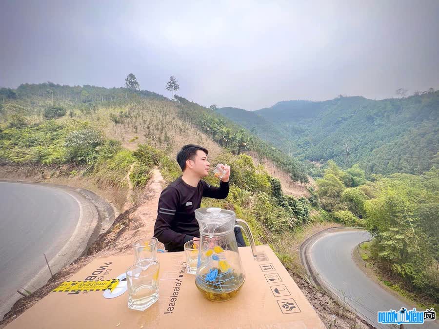 Youtuber Giang A Phao enjoys local specialties