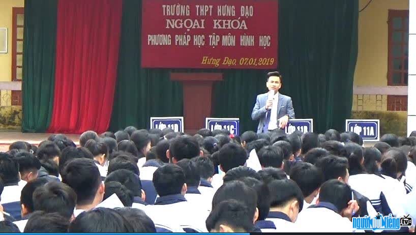 Teacher Pham Huu Giang in an extracurricular teaching session