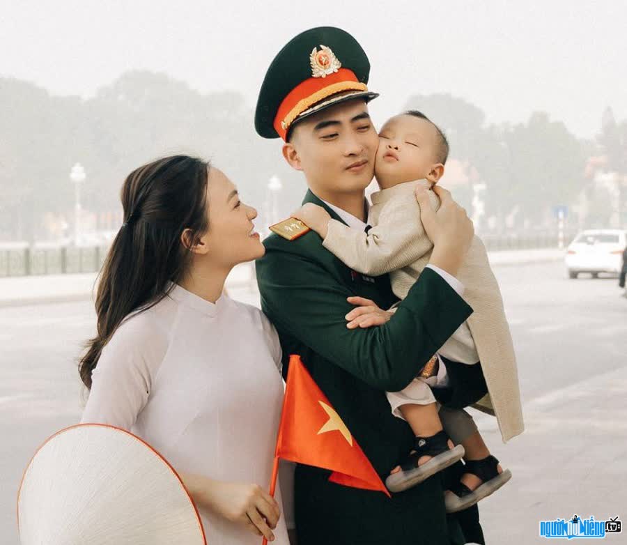 TikToker Nhu Thuy is happy with her husband and children