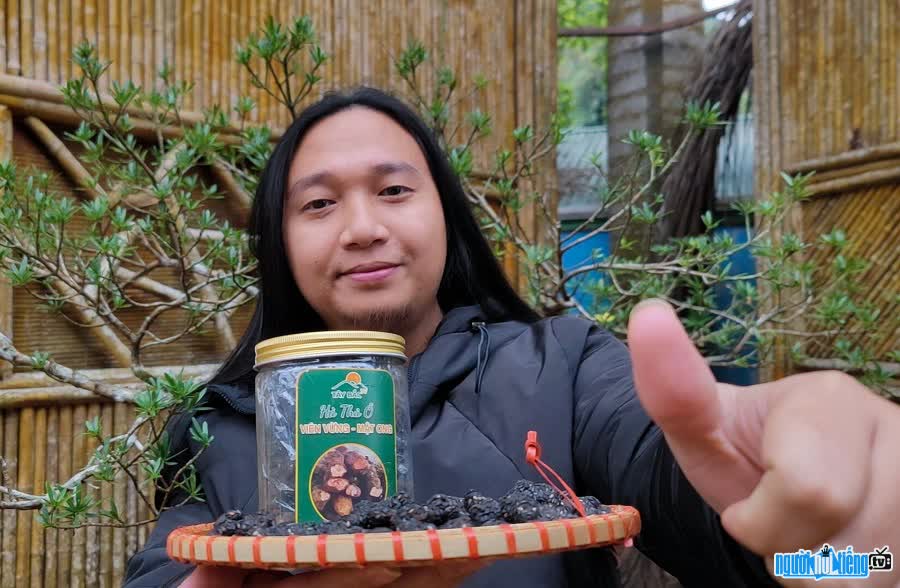 Youtuber Northwest TV (Ha Khac Tuan Anh) with Ha Thu O products Forest honey