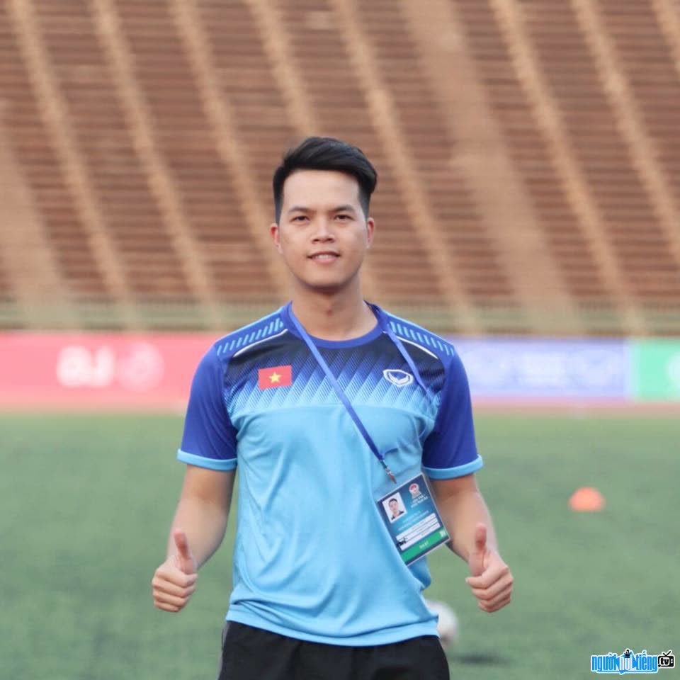 the image of Dr. Tran Huy Tho always accompanies the Vietnamese football team