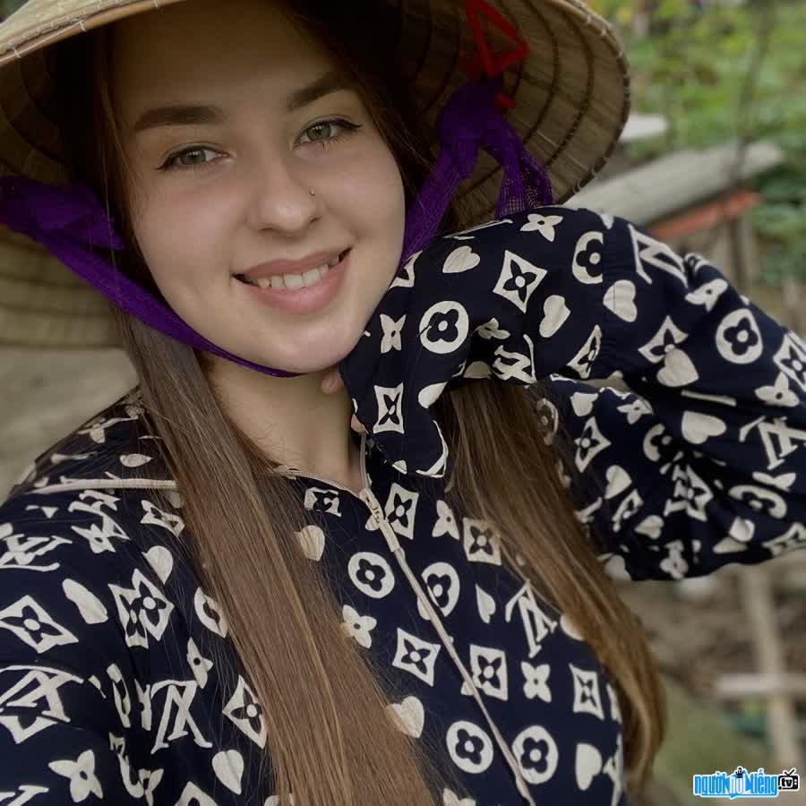 Tiktoker Elizabeth VN integrates with life in Vietnam