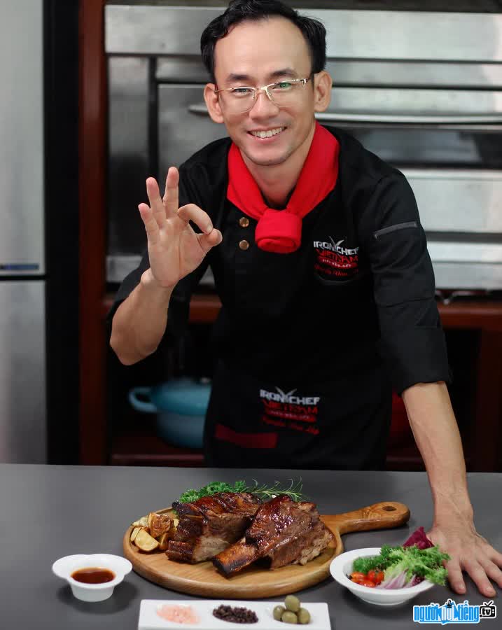 Chef Anh Đầu Bếp tâm huyết khi nấu ăn