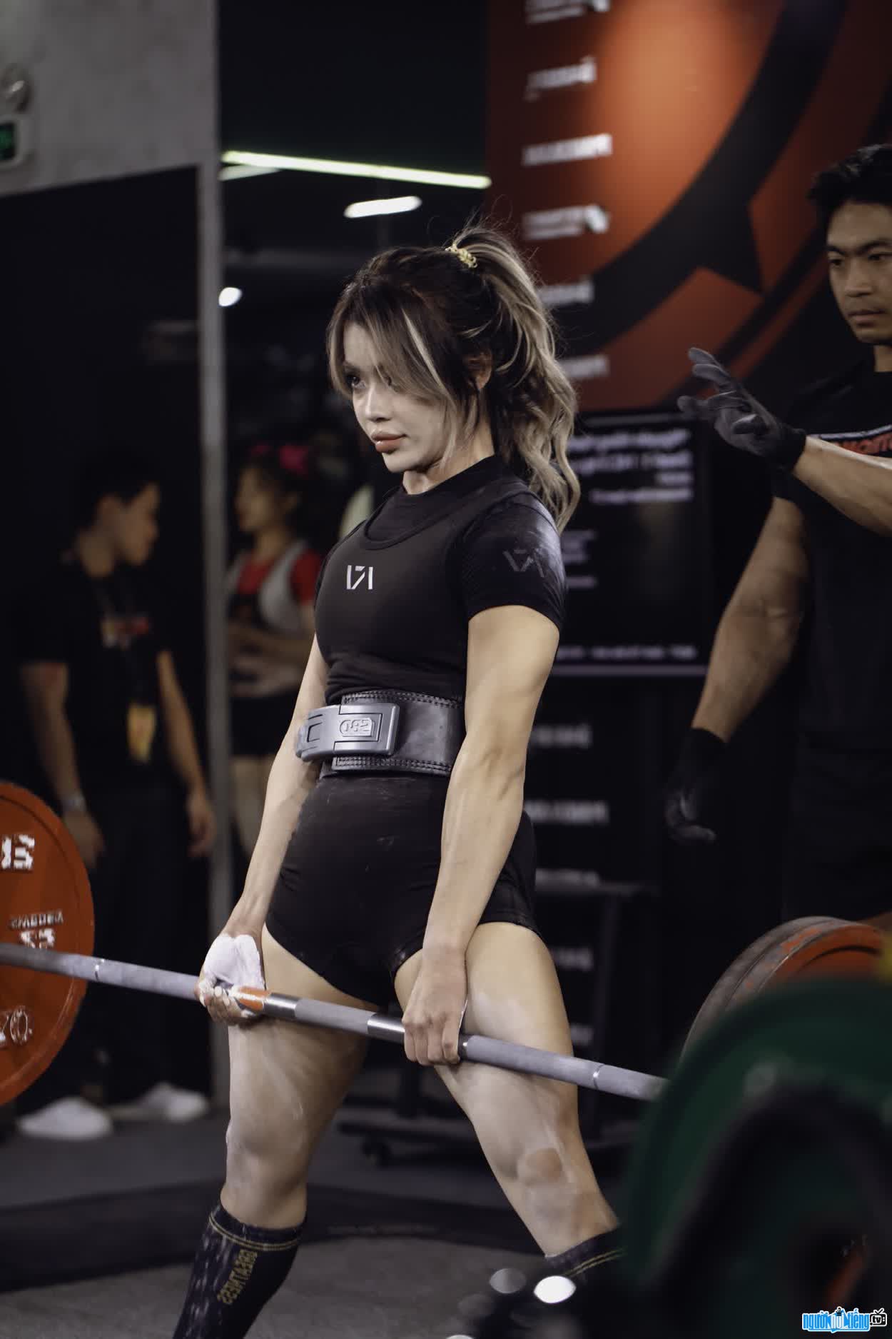 Hình ảnh Hạnh Bench với sức mạnh phi thường