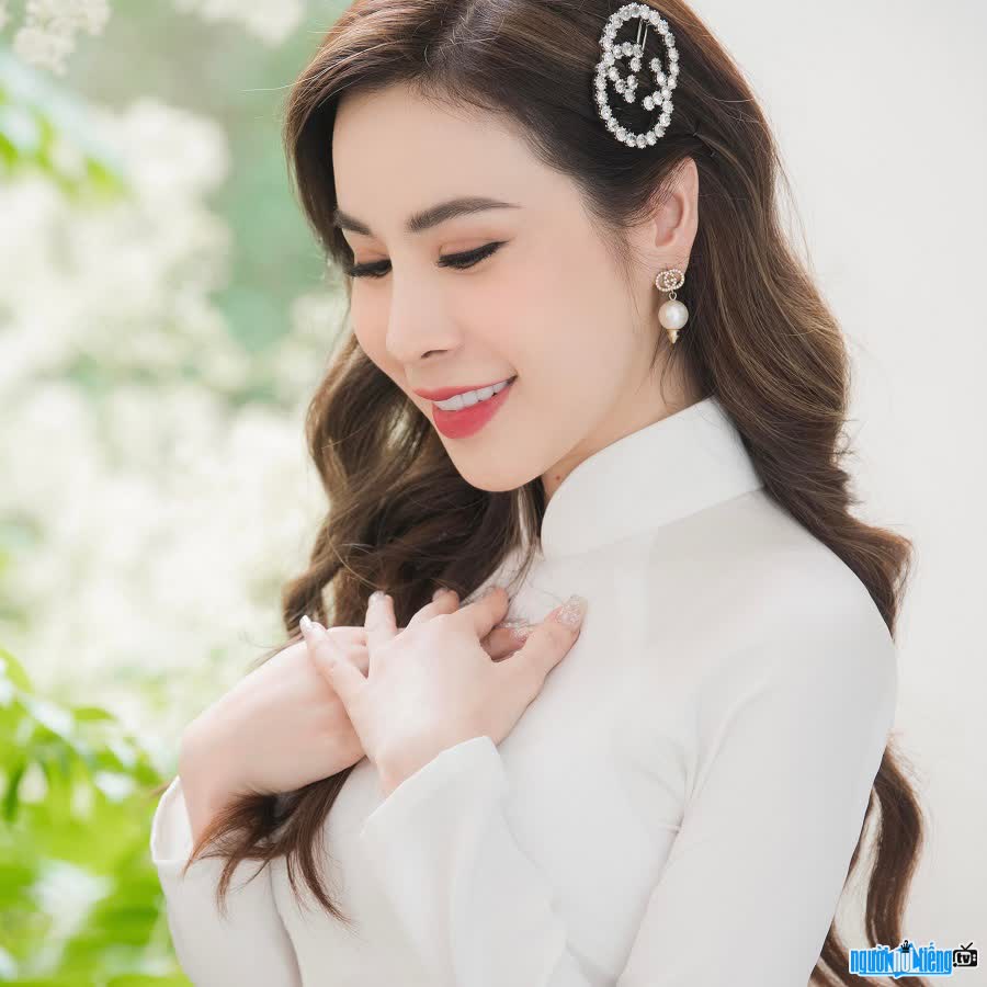 Doanh nhân Hoàng Dung (Lisa Huang) là Hoa hậu Áo dài 2017