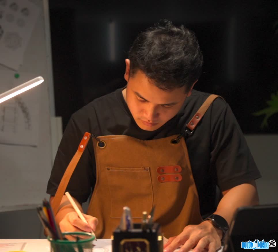 Chuyên gia HuyK đại diện thương hiệu trang sức Viễn Chí Bảo
