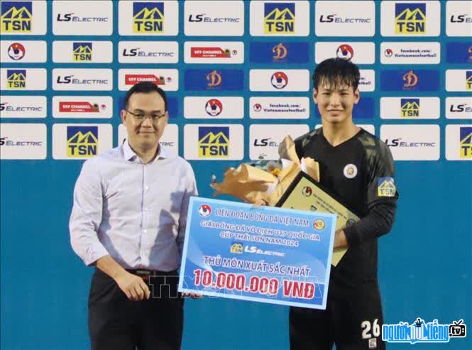 Hình ảnh Nguyễn Văn Thăng Long giành giải thưởng thủ môn xuất sắc