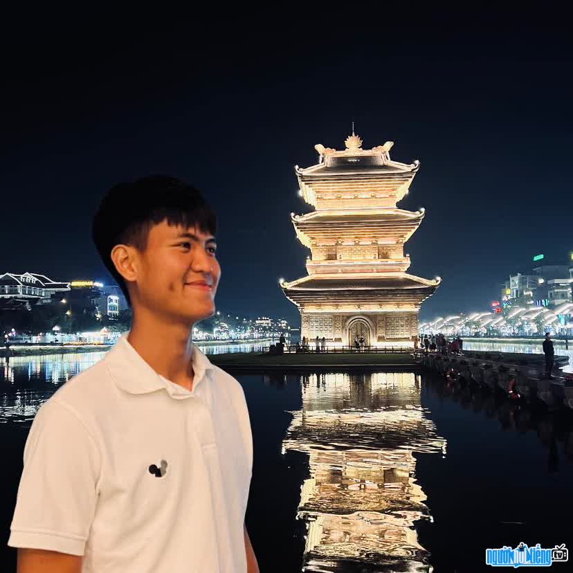 Hình ảnh điển trai của thủ môn Nguyễn Tân ngoài sân cỏ