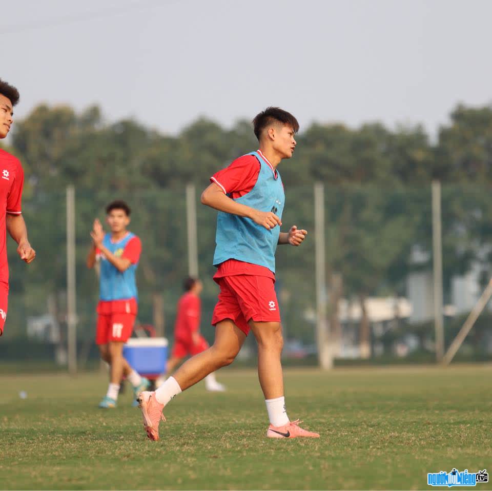 Hình ảnh Nguyễn Văn Bách trên sân tập luyện