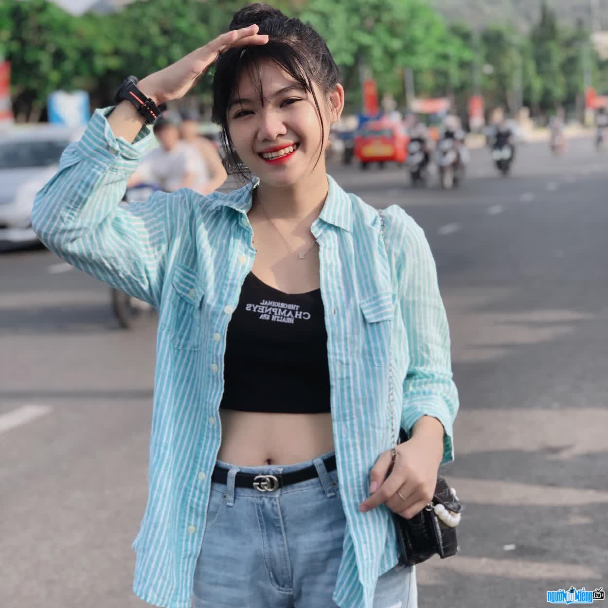 Hình ảnh xinh xắn Dương Ái Vy ngoài đời
