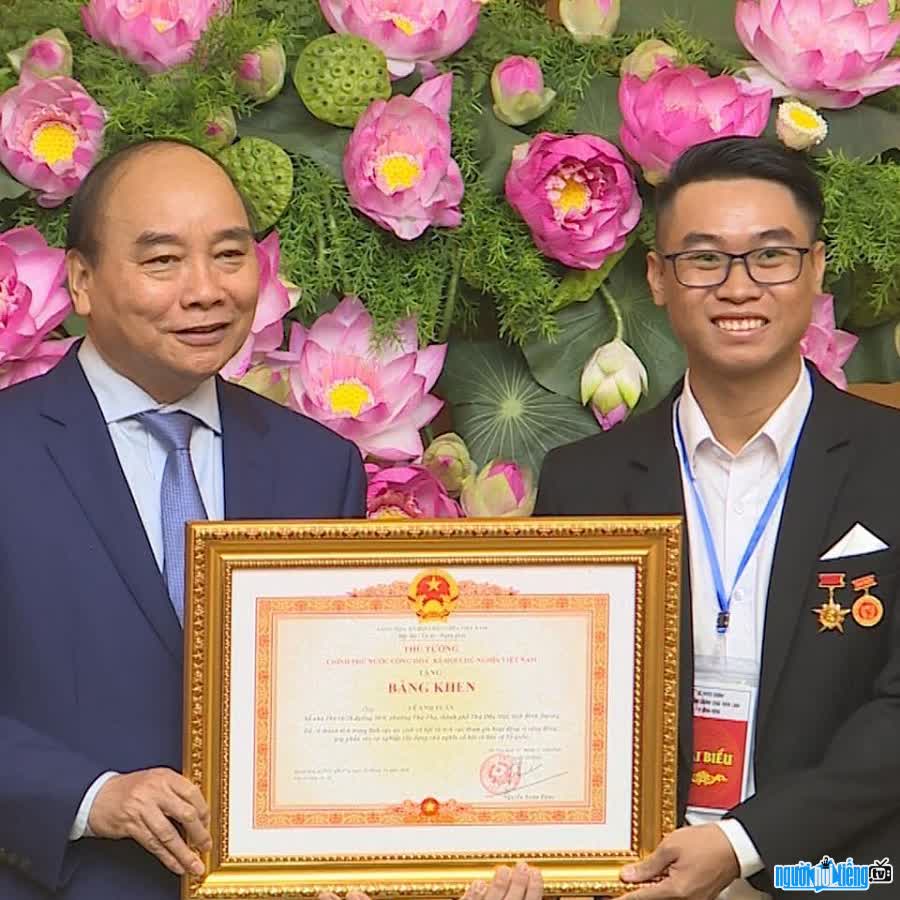 Hiệp sĩ Lê Anh Tuấn nhận bằng khen của Thủ tướng Nguyễn Xuân Phúc